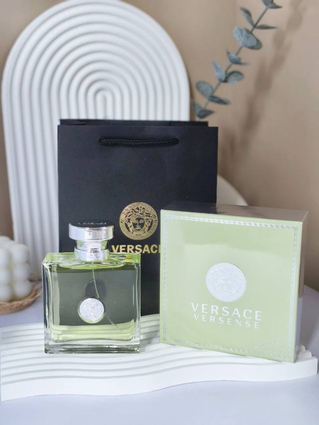 原单品质 范思哲心动 心动地中海 100Ml Versace Versense, 2009 品牌：范思哲 属性：女香 香调：花香木质调 前调：香柠檬柑橘橘子无花