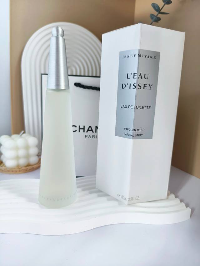 原单品质 三宅一生一生之水女士持久淡香水100Ml 香 调 清新花香调 前 调 睡莲、玫瑰、鸢尾 中 调 芍药、牡丹、百合、康乃馨 后 调 水果花、月下香、木犀