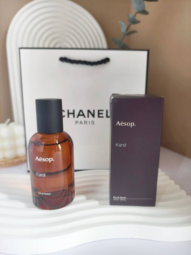 原单品质 Karst 岩岸 澳洲 伊索新款Aesop 香水50Ml 品牌：伊索 香调：柑橘调 气味：杜松子孜然檀香木 属性：中性香 标签：浓郁清新辛辣木香柑橘