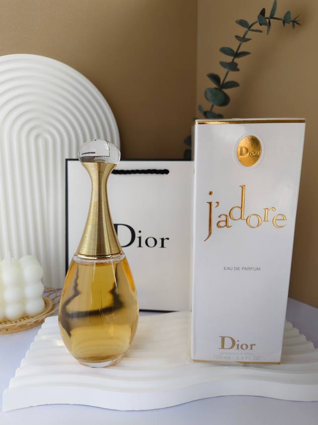 原单品质 迪奥真我浓香100Ml。 香调：花香果香调 前调：木兰香瓜桃子梨香柠檬橘子 中调：晚香玉李子紫罗兰兰花小苍兰茉莉铃兰玫瑰 后调：麝香香草雪松黑莓 属性