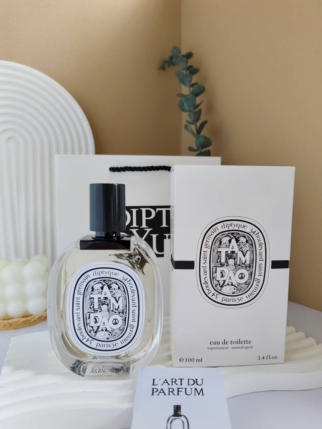 原单品质 Diptyque蒂普提克白标檀道淡香100Ml 前调：玫瑰、桃金娘、柏树 中调：檀香木、雪松 后调：辛香料、琥珀、麝香、巴西红木