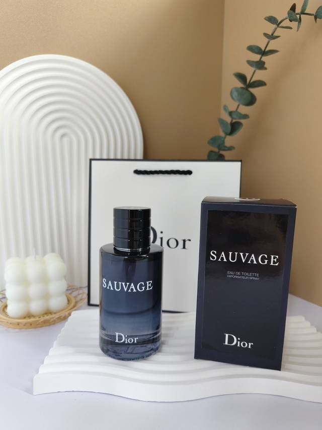 原单品质 迪奥 旷野男士香水 香调：馥奇香调 前调：胡椒 香柠檬 中调：老鹳草 薰衣草 花椒 榄香脂 粉红胡椒 香根草 广藿香 后调：雪松 劳丹脂 降龙涎香醚