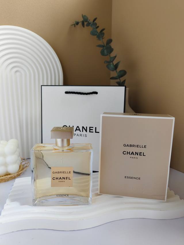 原单品质 香奈儿嘉伯丽尔100Ml 香调：花香调 前调：橘子葡萄柚黑加仑 中调：晚香玉依兰茉莉橙花梨粉红胡椒铃兰 后调：檀香木麝香克什米尔木鸢尾根 属性：女香