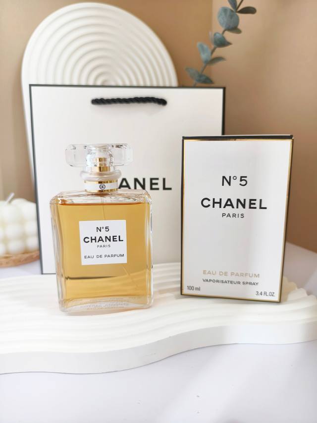 原单品质 Chanel No.5 香奈儿黄5号女士香水低调奢华浓香50 Ml 前 调：橙花油、乙醇、黄兰香、香柠檬 中 调：迈索尔檀香木、波旁香根草、玫瑰、魔力