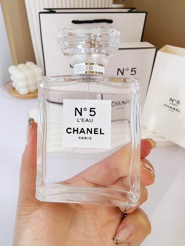 原单品质 香奈儿白五号50Ml 香调：醛香花香调 前调：橙花油依兰香柠檬柠檬醛 中调：鸢尾花茉莉鸢尾根玫瑰铃兰 后调：香根草麝香檀香木广藿香橡木苔琥珀香草麝猫香