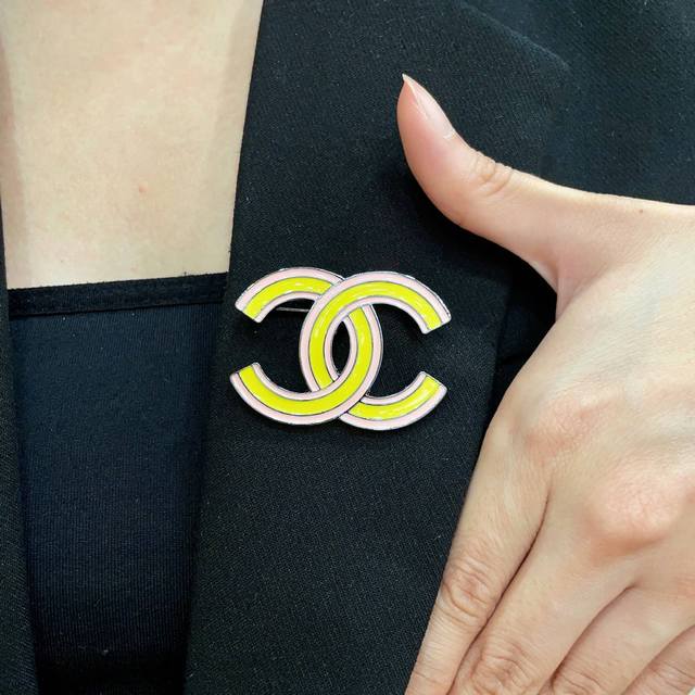 Chanel小香奈儿 专柜最新款同步上新香奈儿最新款胸针 胸针，是最懂女人的饰物。那些倾注了全部心血去做自己的女人，往往更珍惜胸针的意义。香奈儿女士把胸针别在帽