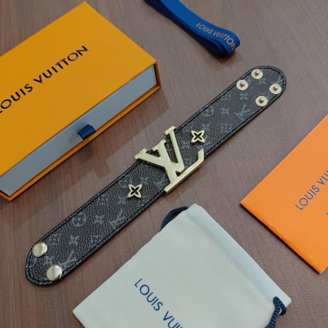 Lv手链牛皮手绳新款开模潮流时尚必备 男女均可佩戴 情侣款同款 潮流百搭 官网同款最新款