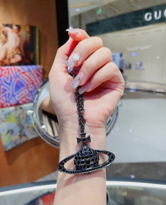 大号西太后项链 Vivienne Westwood英国时装设计师，时装的朋克之母！时尚潮流风格，品质强大，超美的设计！简约大气刺绣Logo精致这个款不用担心不好