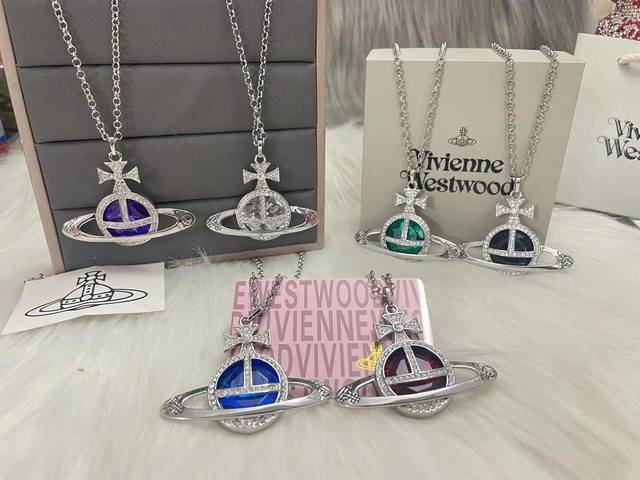 西太后大号 Vivienne Westwood英国时装设计师，时装的朋克之母！时尚潮流风格，品质强大，超美的设计！简约大气刺绣Logo精致这个款不用担心不好看，