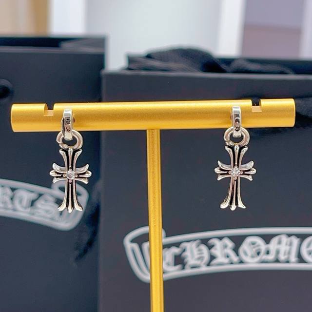 克罗心最新款银色单钻苏流十字耳钉 一致Zp黄铜材质，非常的上镜设计很特别值得入手高级手工坊系列