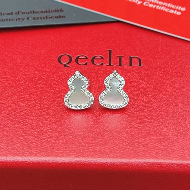 Qeelin麒麟白色葫芦银色耳钉 一致Zp黄铜材质，非常的上镜设计很特别值得入手高级手工坊系列