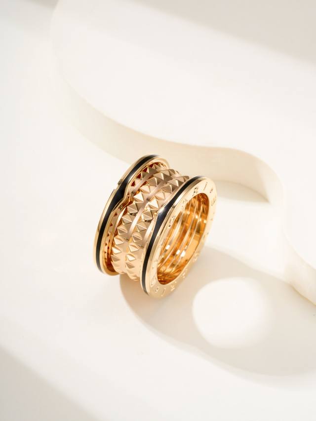 新款推荐罗马设计，戒指尺寸678910号，上身非常高贵气质，这款宝格丽铆钉戒指戴上真的巨闪 远看有一种满钻的效果！ 瞬间爱了！Cool Girl一定要买这款 真