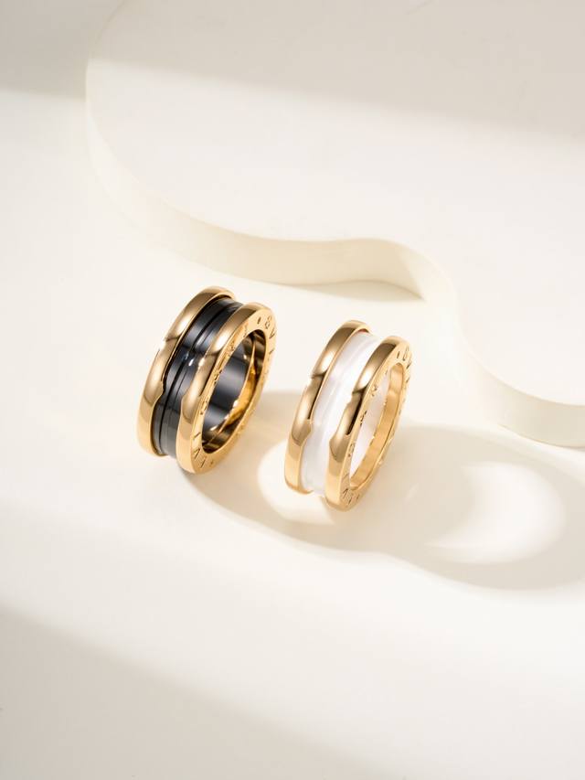 尺寸678910美号 经典必入陶瓷戒指。窄&黑白陶瓷戒指｜ 宝格丽B.Zero1戒指的灵感来源于罗马斗兽场，戒指匠心独具，大胆的融合了各种材料，独特纯粹的螺旋造