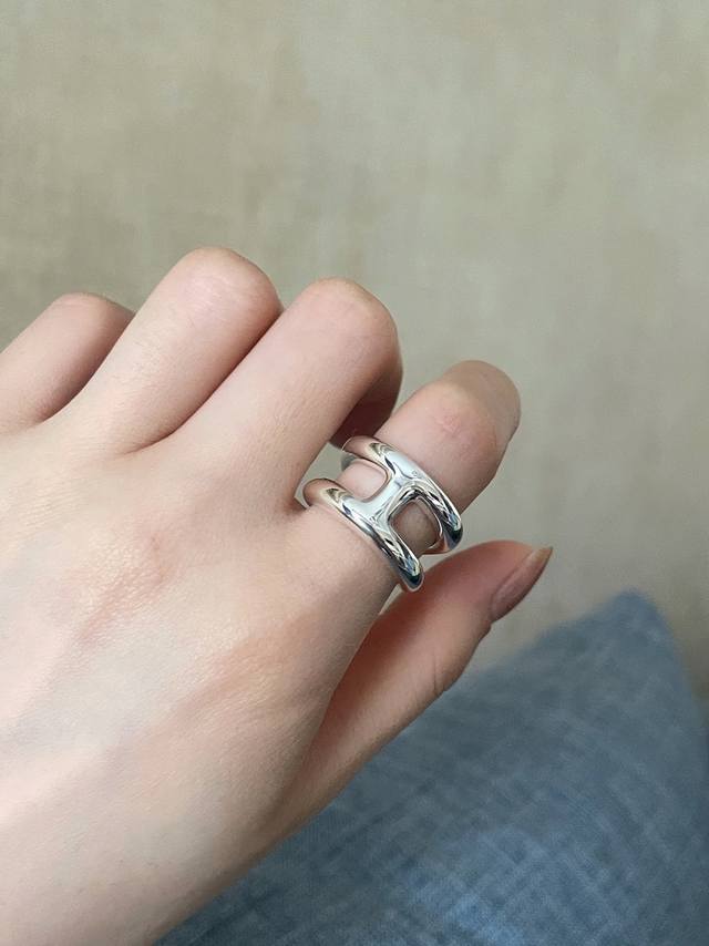 我们出品 爱马仕光银戒指，Zp为纯银材质，量大咨询客Fu 这段故事始于1938年，当时，爱马仕家族成员罗贝尔 杜马 Robert Dumas 想到借鉴船的锚链设