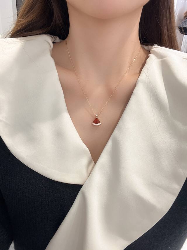 我们出品 宝格丽小裙子带钻项链 Zp30 700+ 可订做真金真钻，只做对版Zp真金货，pk市面各种金货 Bv裙子项链，白色带钻款，出珠宝级的款式每次都心惊胆战