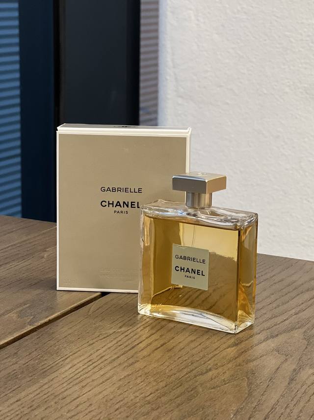 原单品质 Chanel 香奈儿嘉柏丽尔天性香水来袭 香调：花香调为主，是由依兰依兰、茉莉花、橙花和晚香玉结合而成。最高版本Chanel香奈儿嘉柏丽尔香水 采用全