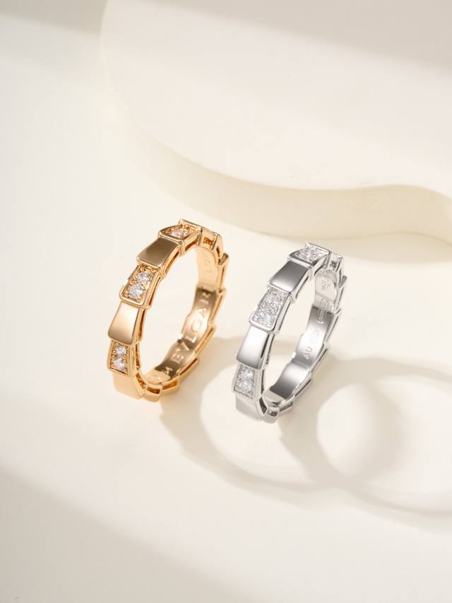 p价 宝格丽窄式间钻蛇骨戒指 5678美号 一直想做款叠戴的戒指 平常单戴也有气场的那种 思前想后选择了间钻的蛇戒 也就是之前舒淇婚礼同款 同系列可以选择的太多