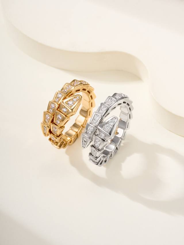 p价 最喜欢的蛇戒之一｜宝格丽家窄版蛇戒 宝家窄版蛇戒 官网价格p： 戒指有弹力，尺码分：S，M，L 窄版蛇戒不仅精致闪耀，有蛇头的蛇戒指更显戒指的灵动日常佩戴