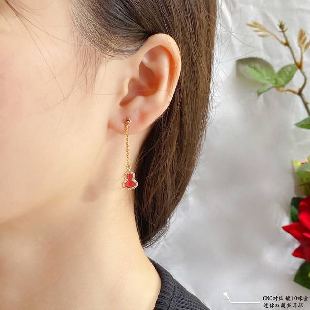 V金镀咪金 。麒麟迷你葫芦耳环原版飞碟耳塞，高颜值 上身效果很赞 很百搭哦 镀厚金 真金质感一流的 八心八箭高碳钻 小而精致 戴出去就说是真金的