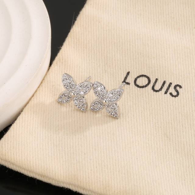 美毙了 Lv 路易威登 耳钉 优雅知性大气上档次 百搭款式 简直美的不能再美了