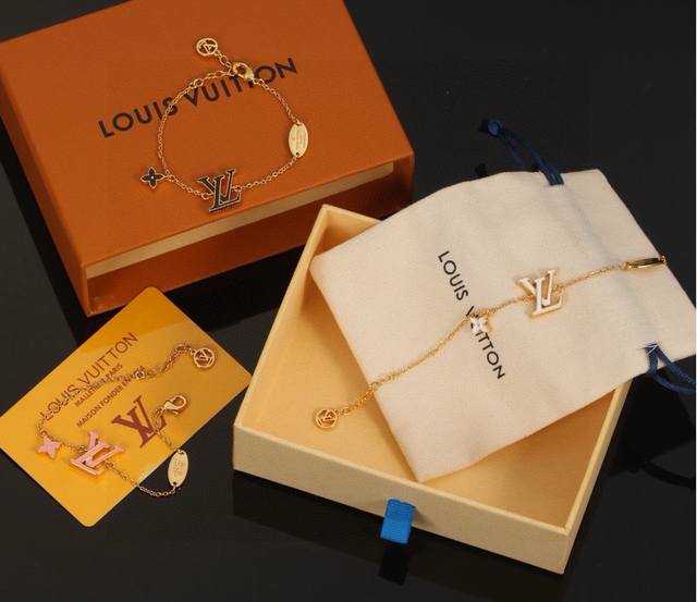 Lv滴油路易威登手链 个性 带来时髦、有趣的视觉，明亮式切割工艺使表面抛光非常靓丽360度绚丽夺目 方方面面都很到位整体设计简约、辨识度高搭配起来典雅 大气 手