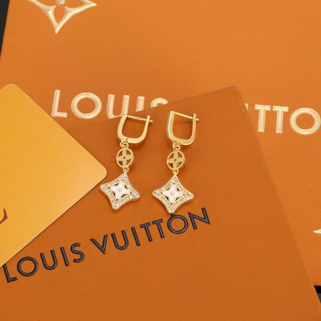 Lv黄金色四叶草耳钉 路易威登个性 带来时髦、有趣的视觉，明亮式切割工艺使表面抛光非常靓丽360度绚丽夺目 方方面面都很到位整体设计简约、辨识度高搭配起来典雅