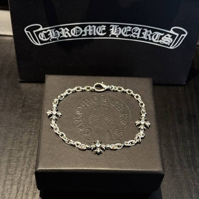 新款 专柜品质 Chrome Hearts克罗心白钻十字花手链 凹凸造型不同的花纹设计风格 呈现出与众不同 十字架 童军花是克罗心的志 所以更经久不衰 正品打版