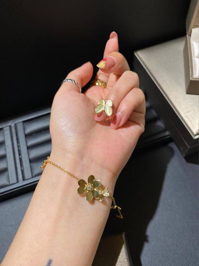 V金镀咪金梵克雅宝Vca Eef&Arpels 高级项链。打破Vca四叶草的经典满钻款特别惹人爱，衬肤色白嫩，特别百搭，适合任何场合，姐妹聚会，倍有面子。