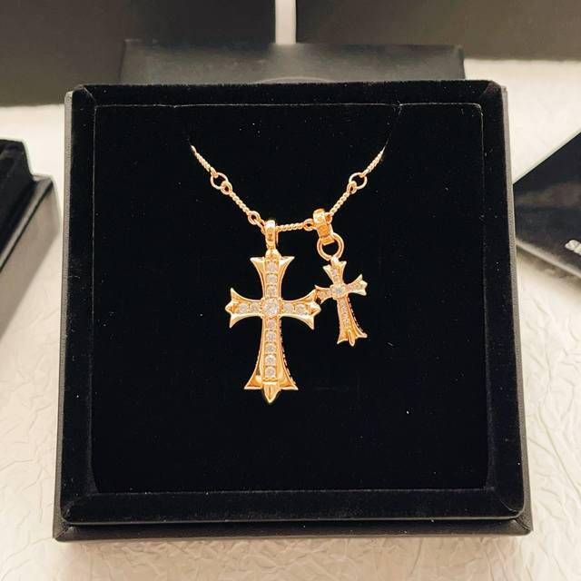 克罗心最新款玫瑰金色镶钻双十字项链 一致Zp黄铜材质，非常的上镜设计很特别值得入手高级手工坊系列