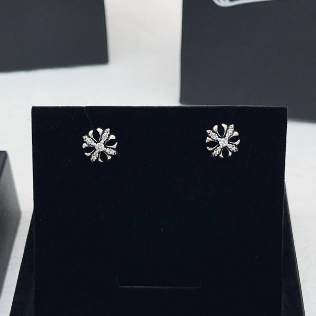 克罗心仿古银色镶钻十字耳钉 一致Zp黄铜材质，非常的上镜设计很特别值得入手高级手工坊系列