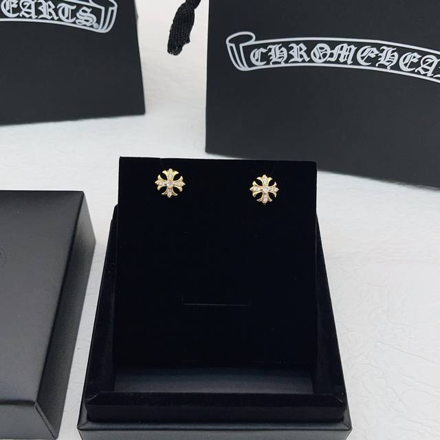 克罗心白色镶钻十字金耳钉 一致Zp黄铜材质，非常的上镜设计很特别值得入手高级手工坊系列