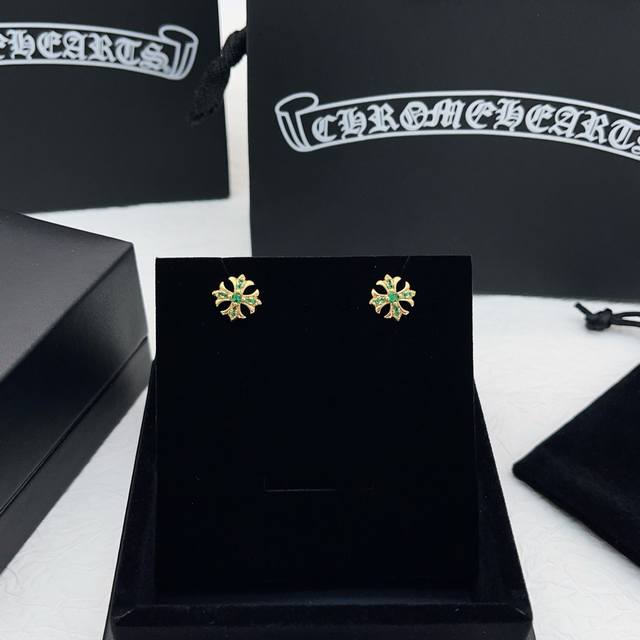 克罗心色绿镶钻十字金耳钉 一致Zp黄铜材质，非常的上镜设计很特别值得入手高级手工坊系列