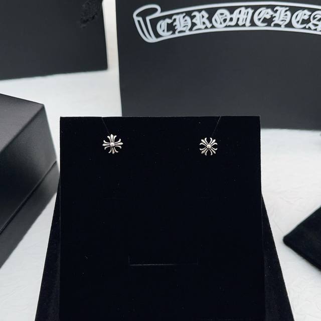 克罗心仿古银色十字小号耳钉 一致Zp黄铜材质，非常的上镜设计很特别值得入手高级手工坊系列