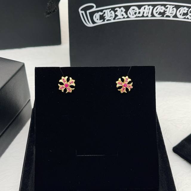 克罗心蓝色镶钻十字金耳钉 一致Zp黄铜材质，非常的上镜设计很特别值得入手高级手工坊系列