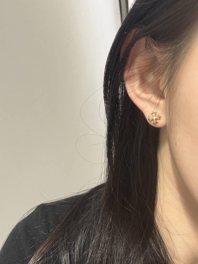 克罗心仿古紫色镶钻十字银耳钉 一致Zp黄铜材质，非常的上镜设计很特别值得入手高级手工坊系列