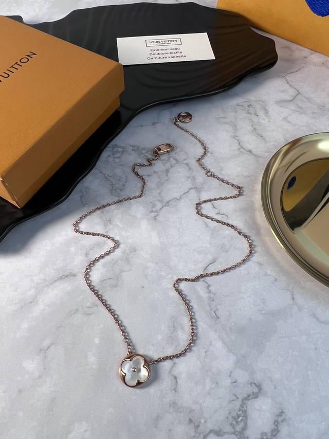 Lv Color Blossom充分展现1896年Georges-Louis Vuitton创作之Monogram花卉的美姿。雕琢成花卉盛放形状的珍珠母贝镶嵌于