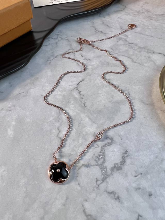 Lv Color Blossom Bb系列向乔治路易威登创自1896年的Monogram花卉图纹致敬。伴着钻石的衬映，一朵精致娇艳的鲜花在天青石上绽放璀璨金光。