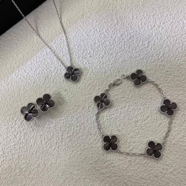 V金材质梵克雅宝Vca黑配银镭射五花手链