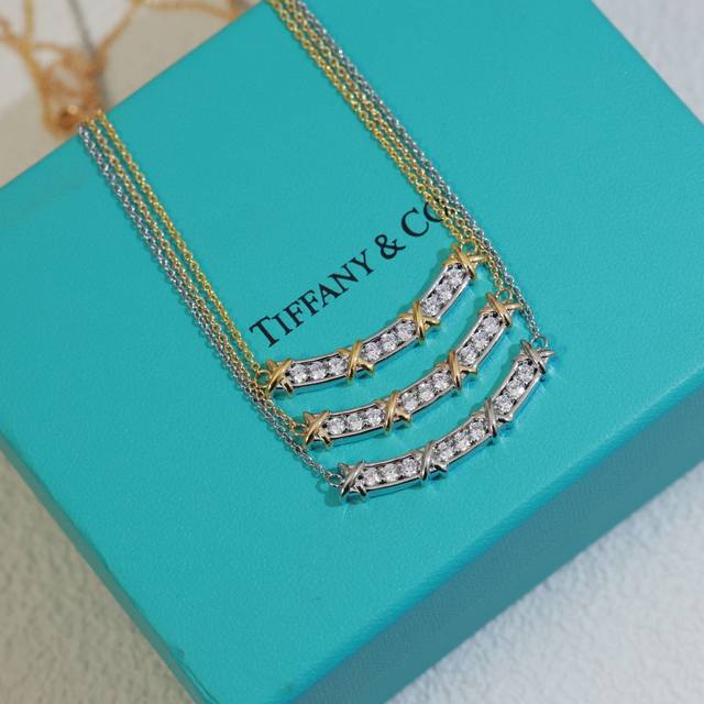 精工版本 交叉鲜明的线条，精致呈现 蒂芙尼Tiffany 的简约纯粹。Tiffany项链采用精致的链环设计，饰以此 系列的标志性交叉 ，十分优雅别致。亚金材质带