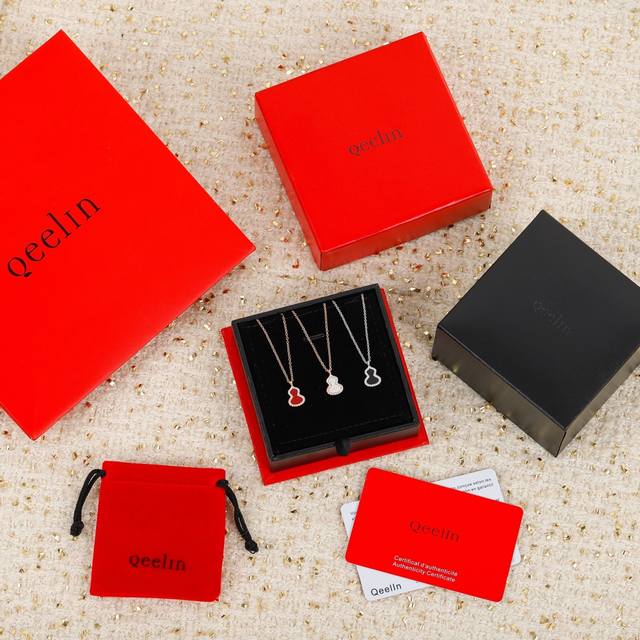 我们出品 葫芦小号项链，可订做真金真钻版，量大咨询客Fu Qeeli 麒麟葫芦珠宝采用 中国元素与现代设计融合，红色的玛瑙配合Wulu的形状，似红叶绚烂，如花朵