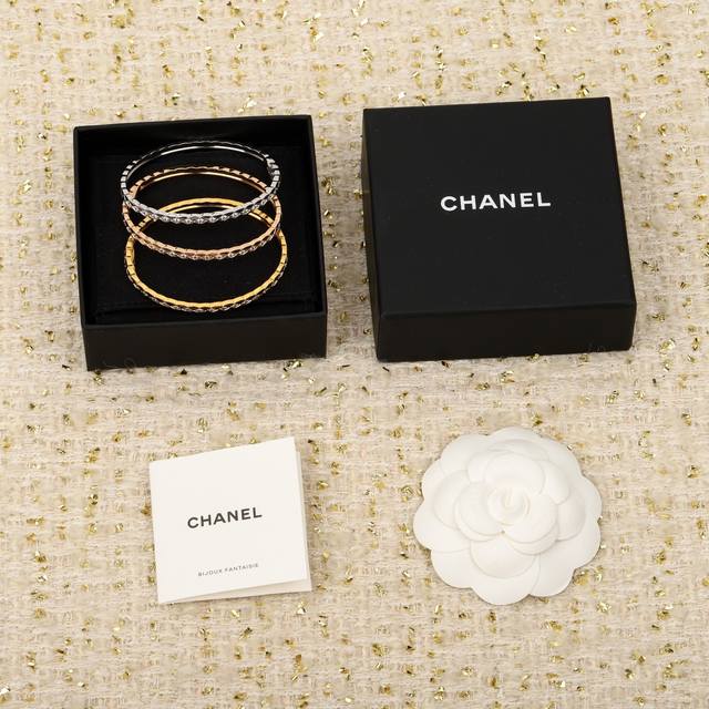 我们出品 香奈儿菱格满钻窄版手镯 ，可订做真金真钻，只做对版Zp真金货，pk市面各种金货量大咨询客Fu Coco菱格手镯 金属质感总是跟时尚挂钩，大气别致的设计