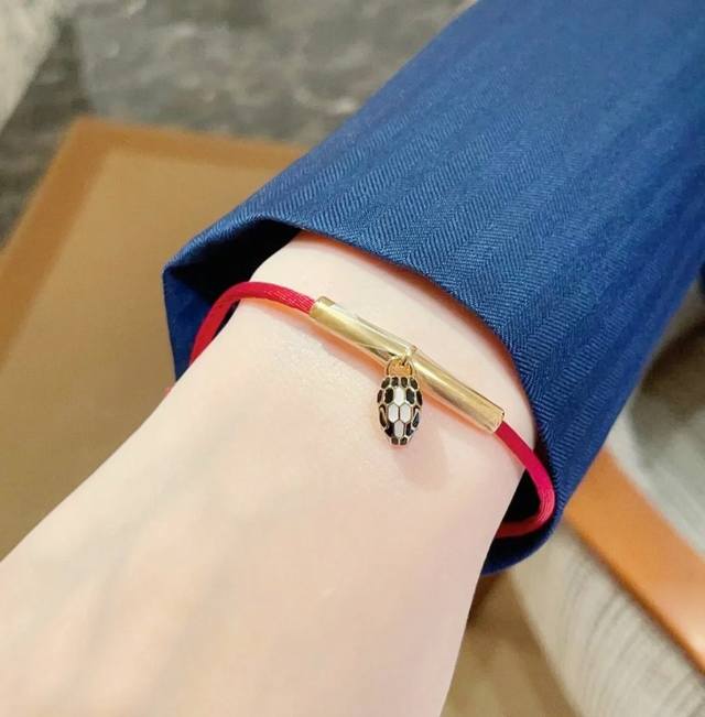 此款不退不换不售后 V金材质 宝格丽灵蛇红绳手链，长度可自由调节，这款采用琳琅点缀，大牌 时尚 精致高端定制～加厚电镀18K金工艺新年新气象，愿你“红”运当头！