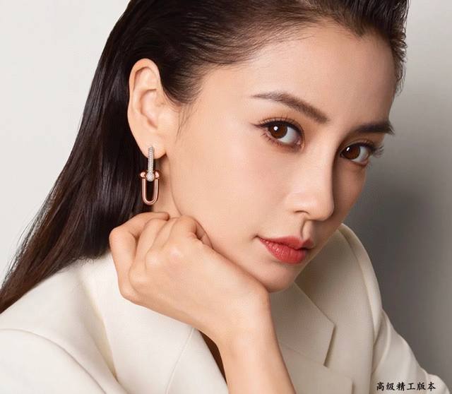 Tiffany蒂芙尼双环带钻马蹄扣耳环，可盐可甜，光泽感强，是那种简单又能加分的没错了，日常通勤百搭，不挑人每一个链环处的衔接设计得都很灵巧，不会有轻易撞款的尴