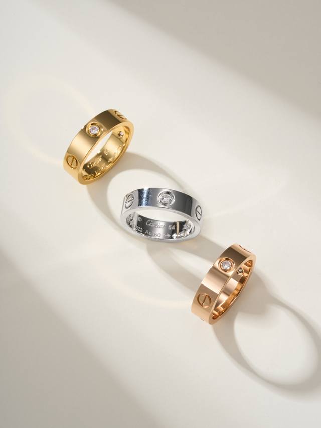 奢品推荐 卡地亚Love 宽版三钻Love对戒 尺寸56789美号 现在的情侣十有八九都会选择Love戒指，搭配感十足，为平时生活佩戴方便。 Love系列日常佩