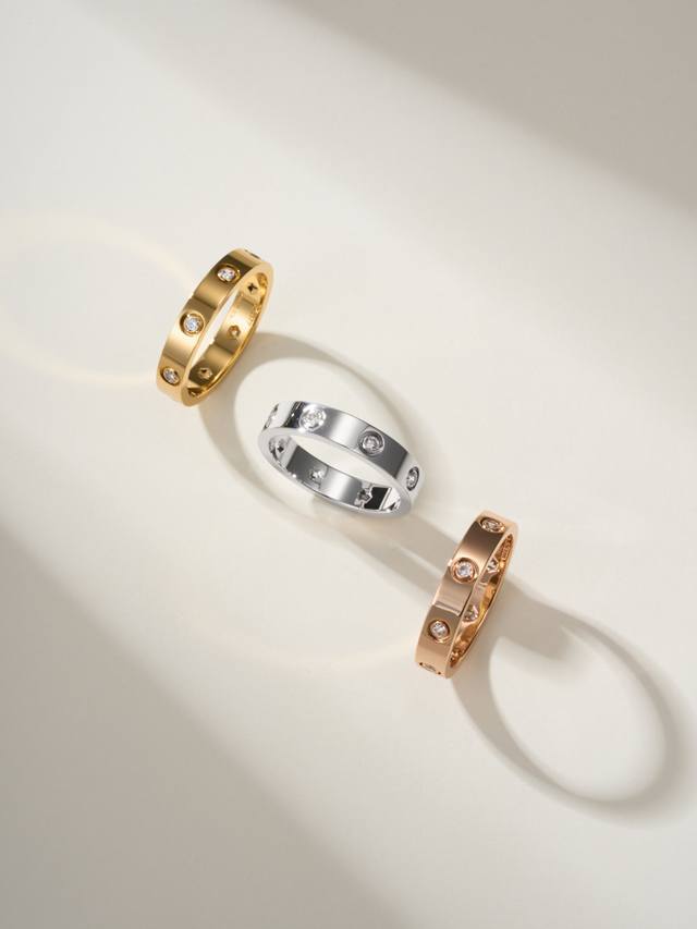 奢品推荐卡地亚 Love 窄式8钻Love对戒 尺寸56789美号 现在的情侣十有八九都会选择Love戒指，搭配感十足，为平时生活佩戴方便。 Love系列日常佩