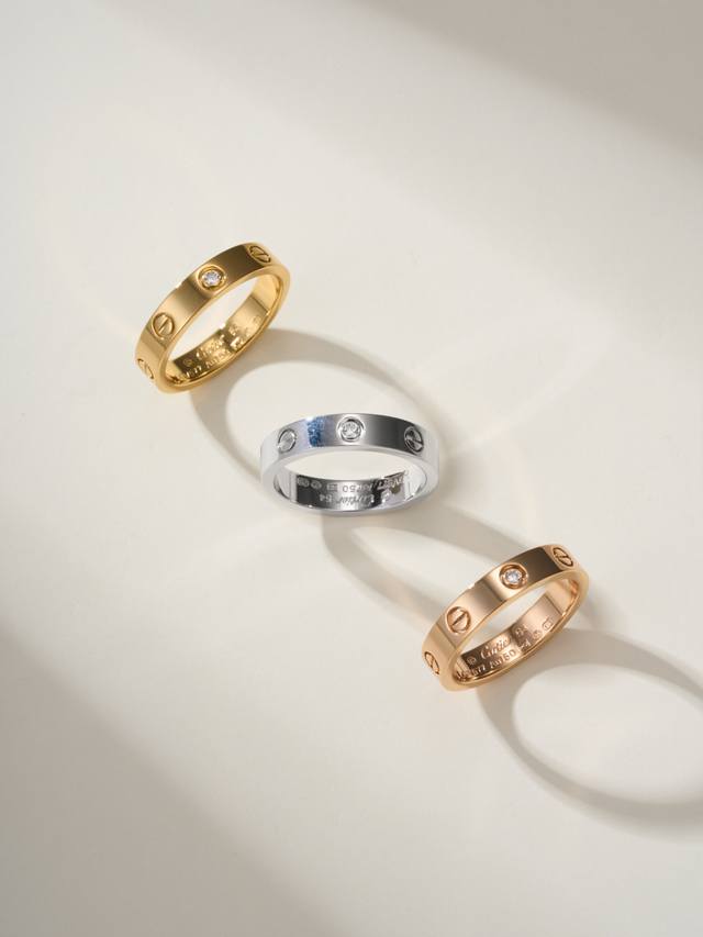 奢品推荐 卡地亚Love 窄式单钻Love对戒 尺寸56789美号 现在的情侣十有八九都会选择Love戒指，搭配感十足，为平时生活佩戴方便。 Love系列日常佩