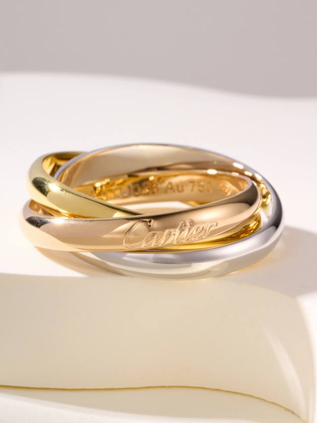 蒂芙尼Tinity三色环戒 56789美号 分别是黄金、玫瑰金色、白金，三环缠绕融为一体，你想表达的意义都无限丰富，无限延伸，寓意太棒啦！ 超有个性的一款戒指，