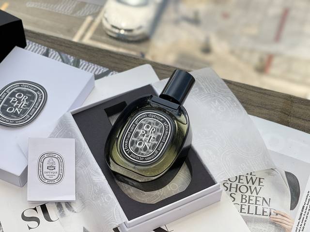 高端品质 蒂普提克黑标爵梦 Diptyque Orpheon 75Ml。 前调:杜松子 中调:茉莉 尾调:脂粉、雪松、零陵香豆 此款是为庆祝Diptyque 6