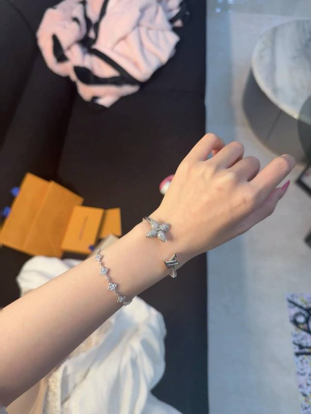 我们出品 Zp6760！量大咨询客Fu Lv绿 满钻花卉字母银色开口手镯 26年早春新款开口手镯，很好佩戴爱了爱了让人眼前一亮镶钻老花图案Lv经典Logo相互呼