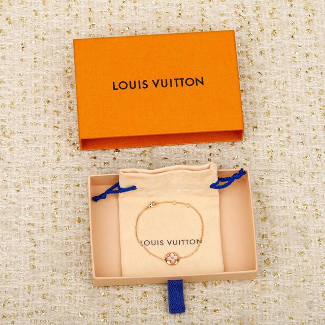 我们出品 Lv单花手链，可订做18K真金真钻版，只做对版真金货，价询客Fu 纯银精工版 真心是太美了，Zp为18K真金真钻材质，再加上天然的贝壳做为四叶草的形状